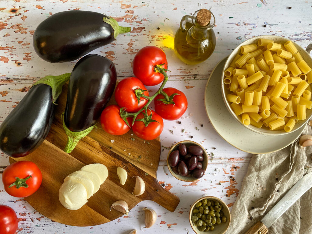 Rigatoni mit Auberginen, Kapern und Oliven